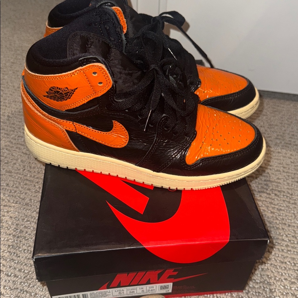 Nike Shattered Backboard 3.0 Jordan Retro 1 Size 5.5